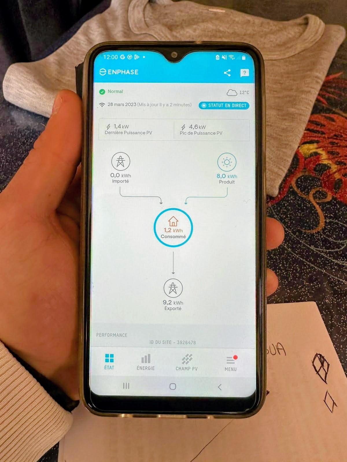 Application Enphase affichant 8 kWh produits et 9,2 kWh exportés sur une installation suivie