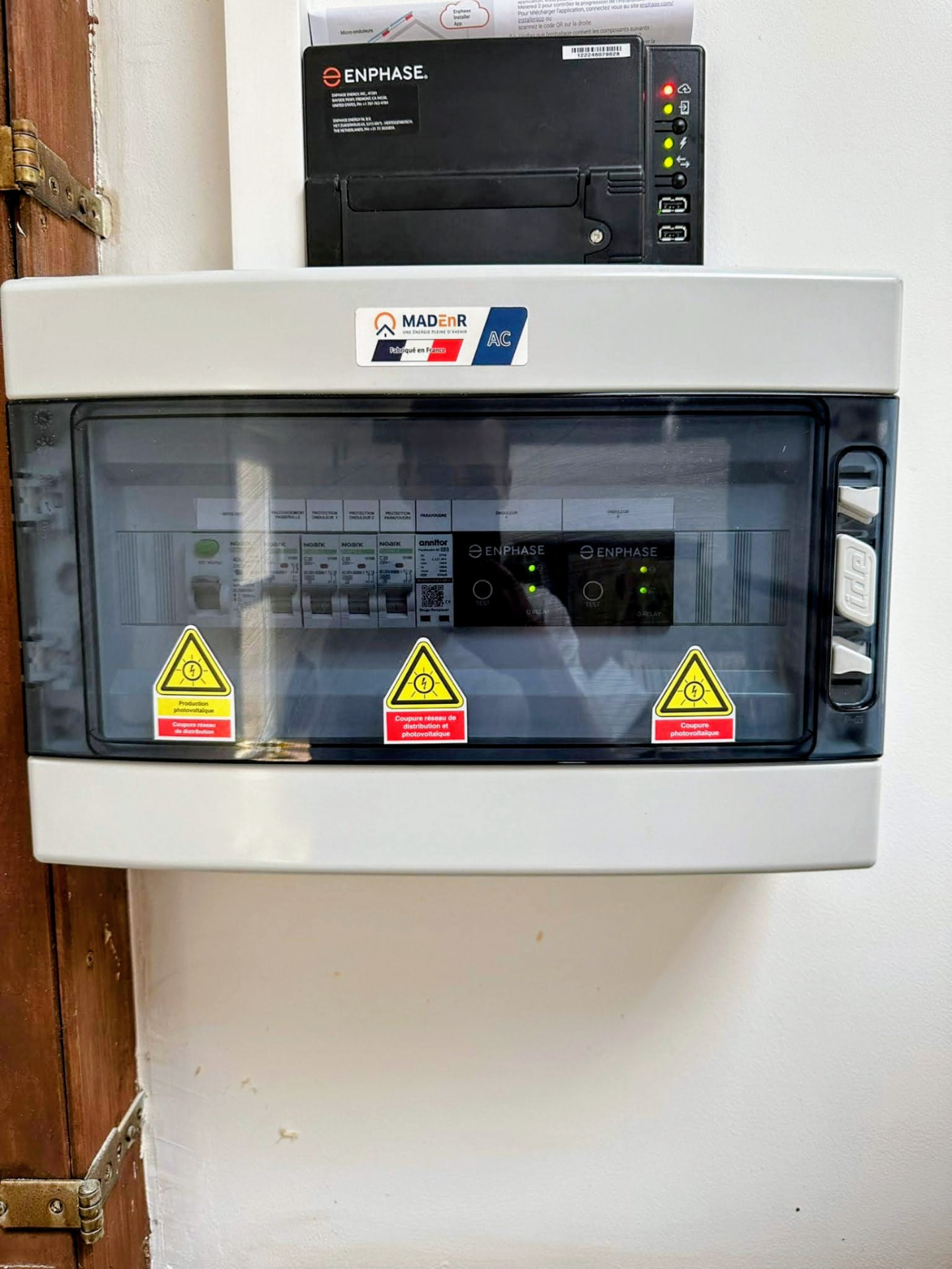 Coffret de protection photovoltaïque avec passerelle Enphase installée dans un logement